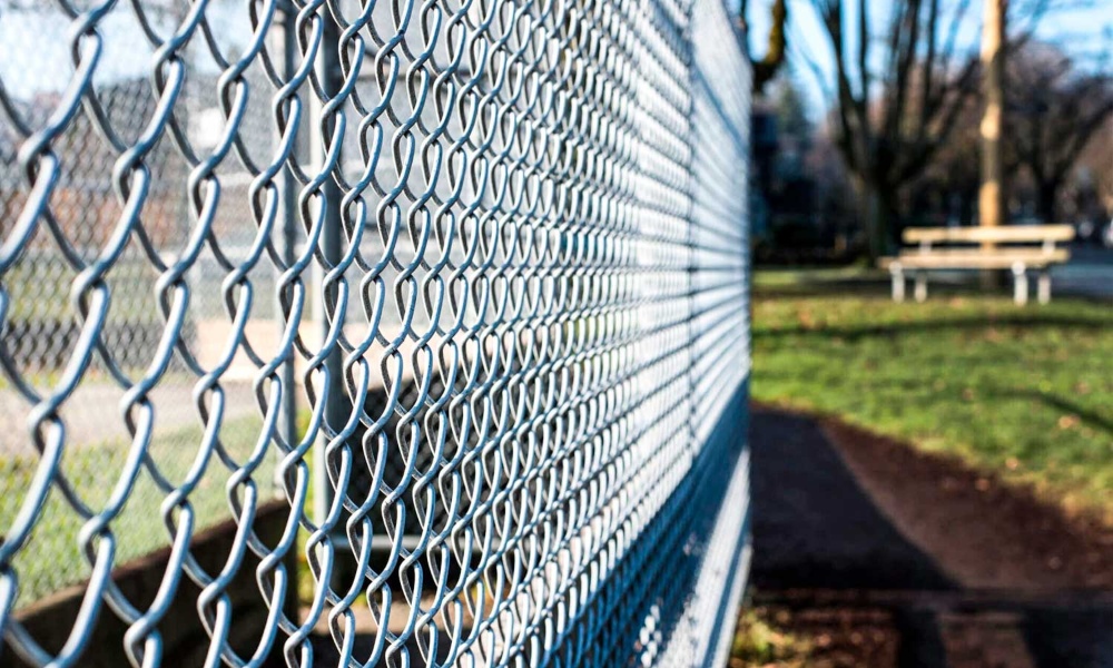 A imagem mostra um exemplo de um cercamento com telas.