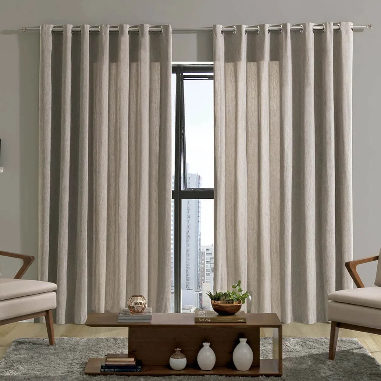 A imagem mostra um exemplo do uso de cortina para sala.